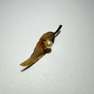 Small leaf brooch with pearl